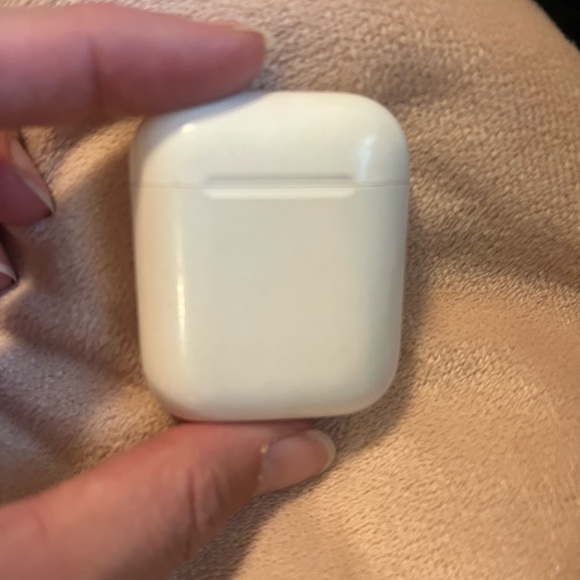 White Wireless Earbuds Case - Picture 1 of 1